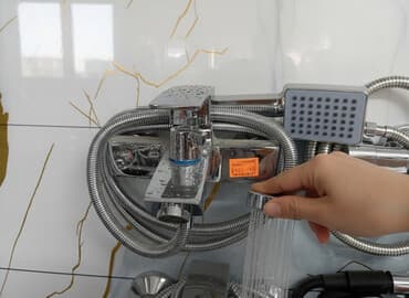 умывальник на: Хромированный смеситель для ванной с душевой лейкой. Подходит для — 1