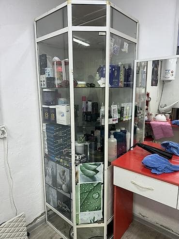 кинижный полка: Угловая стеклянная витрина для магазина/салона - Форм‑фактор — 1