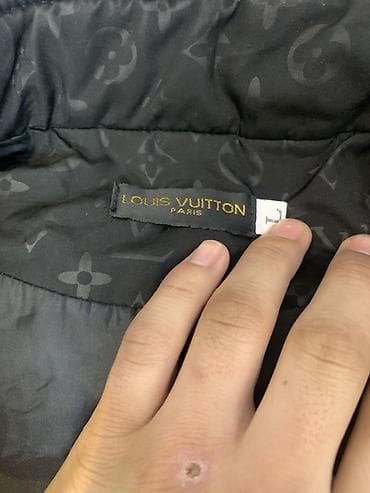женскую кожаную куртку: Жилет Louis Vuitton, черный, с монограммным принтом Monogram по всей — 2