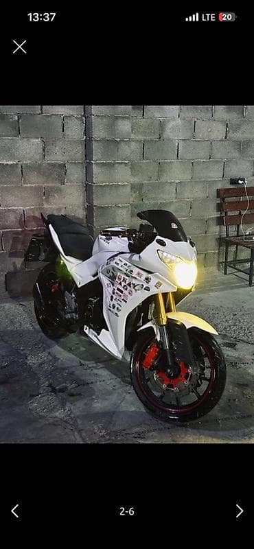 Мотоцикл спорт в стиле Honda, белый цвет с азродинамическим обвесом и
