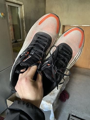 линиг кроссовки: Мужские кроссовки с черной подошвой и верхом из дышащей сетки. Модель — 4