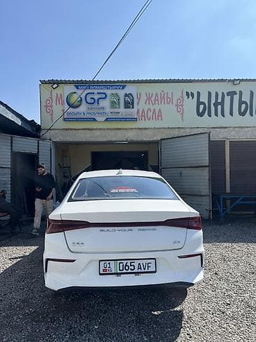 диспы: Седан белого цвета с просторным салоном и большим багажником — 6