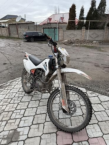 Эндуро/кроссовый мотоцикл 250 см³ (ориентировочно), одноцилиндровый