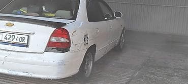 2 моно: Белый седан компакт‑класса с передним приводом. Кузов 4‑дверный, на — 9