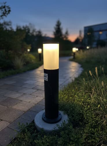 Уличный столбчатый светильник черного цвета с матовым рассеивателем at lalafo.kg Уличный столбчатый светильник черного цвета с матовым рассеивателем