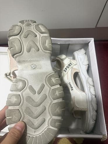 dunk low: 1. Подростковая обувь. Одевали 2-3 раза. В состоянии нового. Размер — 2