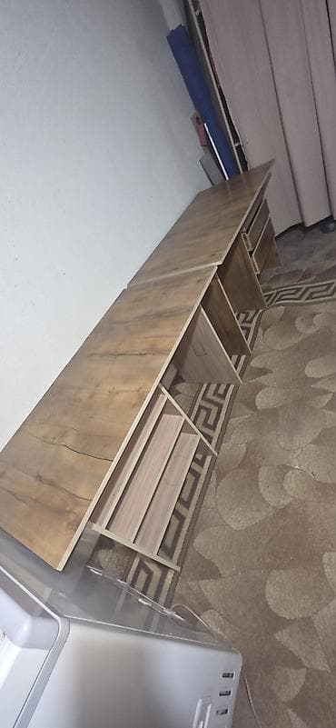 Офисные шкафы: Продаю два стола по 2100 сомов каждый — 2