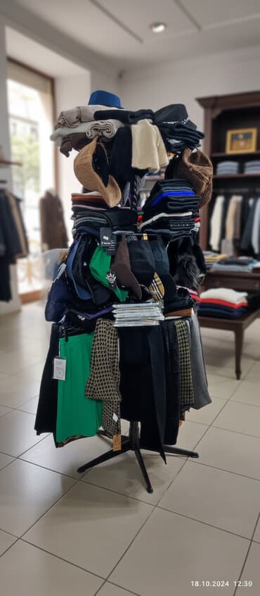 электронный чысы: Продаю напольную стойку для головных уборов металлическая . г.Кант — 1