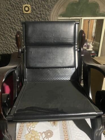 Кресло с деревянным Особенности: - массивные изогнутые подлокотники