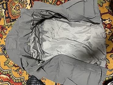 жилетк: Серая утеплённая жилетка с капюшоном. Особенности: - Прямой крой — 3