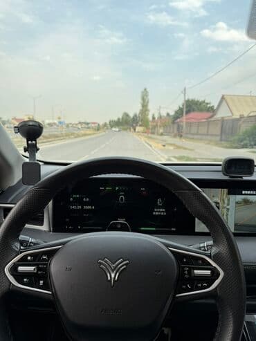 электронные мотоцикл: Электромобиль-кроссовер (компактный SUV), белый цвет кузова. Основные — 15