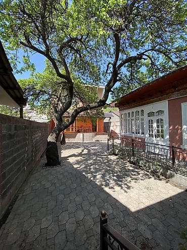 city properties: 🏡 Үй сатылат! 📍 Дарек: Ош шаары Юго-восток кичи району болжол мектеп — 8