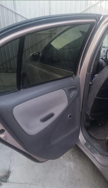 g wagen: Toyota Platz: 2000 г., 1.5 л, Автомат, Бензин, Седан — 4