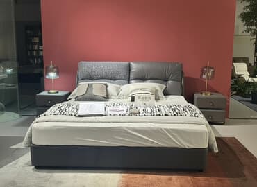 кровать с подсветкой: Двуспальная кровать современного дизайна с мягким изголовьем. - — 1