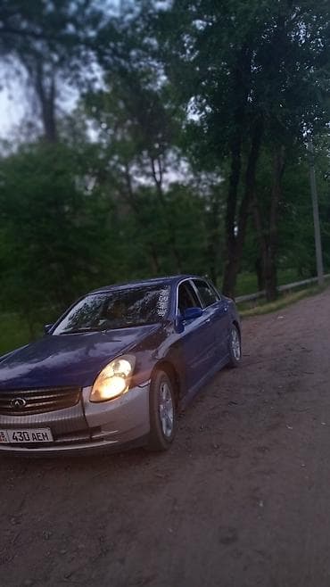 infinity nado: Седан бизнес‑класса синего цвета с серебристыми элементами переднего — 5