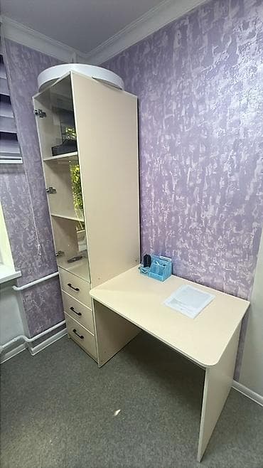 Компьютерный стол, С полками