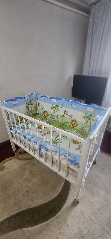 small table: Детская кроватка с мягким защитным бампером - Классическая деревянная — 1