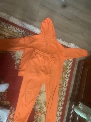 оранжевый: Спортивный костюм ярко-оранжевого цвета. - Комплект: худи с капюшоном — 1