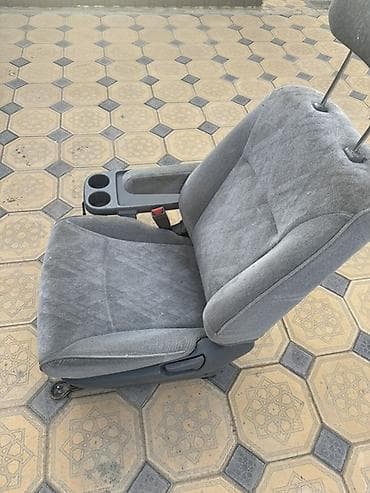 детское автомобильное сиденье: Автомобильное сиденье с подголовником и встроенным — 2