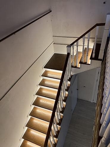 3 bedroom: Деревянная лестница Для дома, Форма лестницы: Прямая, Стиль: Классический — 8