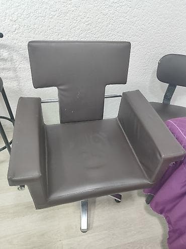 В наличии два парикмахерских кресла на гидравлике - Эргономичное