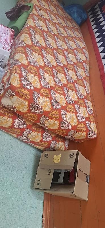 советский кухонный стол размеры: Деревянный обеденный стол и красный диван Стол: - Материал: массив — 5