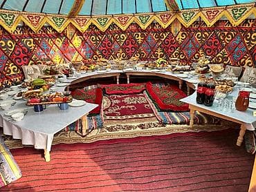 кыргыз сувениры: Боз үйлөрдү ижаралоо, Каркасы Металл, 85 баш, Идиш-аяк, Самоор, Үстөл — 4