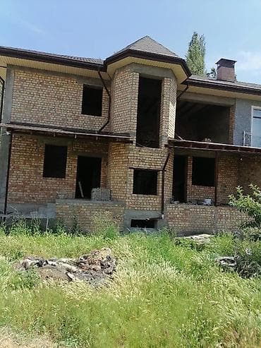 таунхаусы: В Бишкеке продаются 2 таунхауса, участок 10 соток, три этажа, площадь — 4