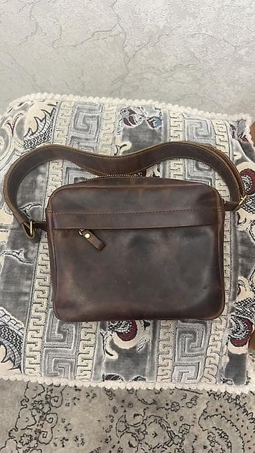 для паспорта: Мужская сумка через плечо из натуральной кожи, цвет темно-коричневый — 1