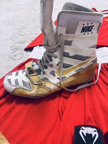 б ют: Комплект для бокса/кикбоксинга (красный) Состав набора: - Боксерские — 4