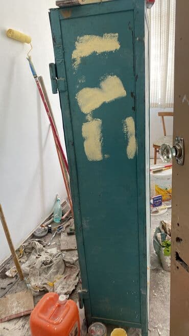 небольшой сейф: Продаю сейф 100 кг. Сделано в ссср. И железный тяжелый шкаф тоже — 2