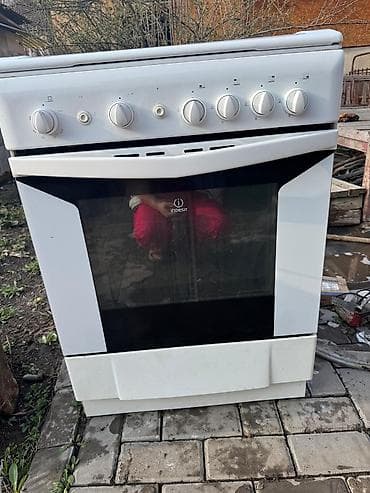 Кухонная плита Indesit, полноразмерная (≈50–60 см ширина). - Тип