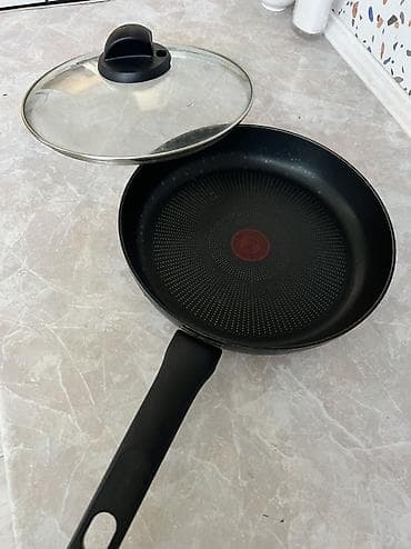 тефали: Продаю 2 сковородки: 1 Новая Сковорода Tefal с крышкой. 1800 сом. 1 — 3