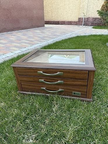 комод тумбочка: Деревянный органайзер с витринной крышкой и тремя выдвижными ящиками — 4