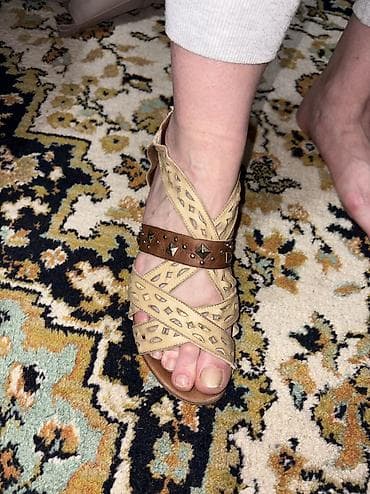 Жеке буюмдар: Женские сандалии Urban Chic

2 и 3 кожа б/у — 3