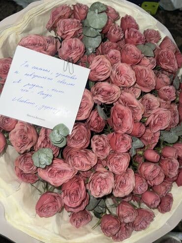 туалетный столик с лампочками: Пышный букет из розовых кустовых роз с эвкалиптом. - Состав: крупные — 4