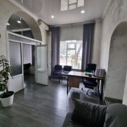 или меняю с доплатой мне: Сдаю Офис, 60 м², В жилом комплексе, 1 линия, С отдельной кухней, С отдельным входом — 1