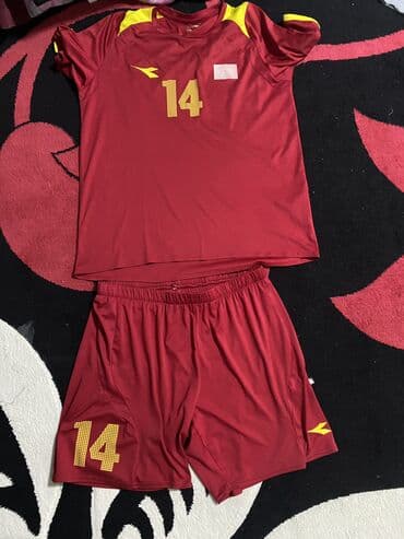 спортивное оборудование: Футбольные формы 
насчет цены пишите лс — 12