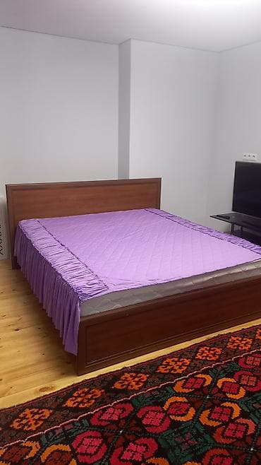 Кровать + Мстрас. Двуспальная кровать с высоким изголовьем из дерева