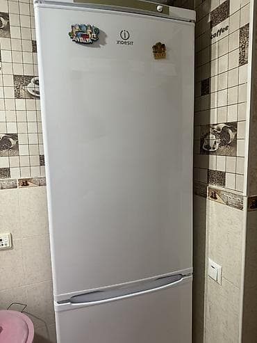 Техника для кухни: Холодильник Indesit, белый, двухкамерный. Основные особенности: - — 1