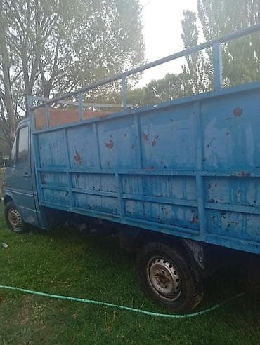 два авто: Легкий грузовик, Mercedes-Benz, Стандарт — 4