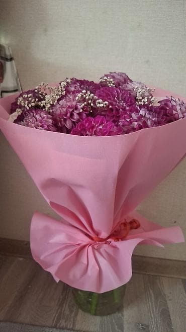 Продаются букеты по низкой цене, были куплены только вчера ещё свежие