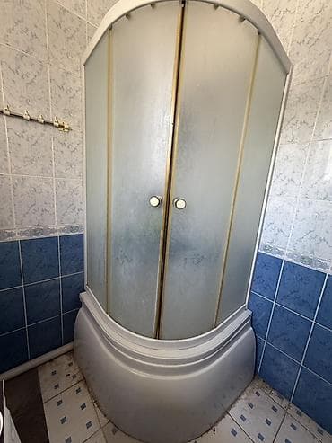 старый кавер: Душевая кабинка угловая с глубоким поддоном.
одного стекла нет — 2