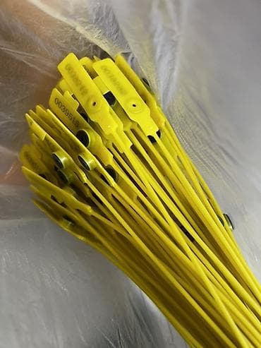 ваакумный упаковщик: Пломбы-стяжки пластиковые, одноразовые, желтые. 500 сом за все, где-то — 1