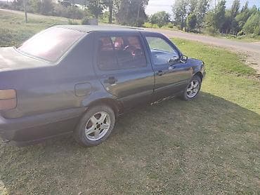 Volkswagen Vento: 1992 г., 1.8 л, Механика, Бензин, Седан