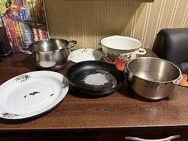Набор кухонной посуды: 3 кастрюли, сковородка и блюдо. Цена за все -