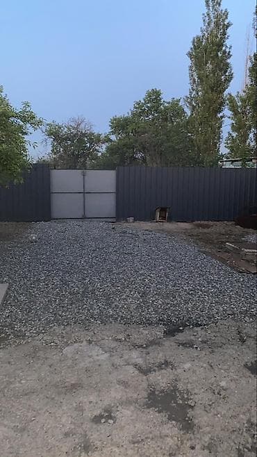 10 га: Продаётся земельный участок с домом и хозяйственными застройками!Три — 7