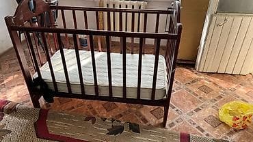 Детская деревянная кроватка с матрасом