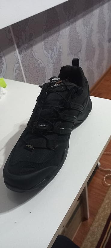 Кроссовки/трекинговые кроссы черные, низкие. Особенности: - Мембрана