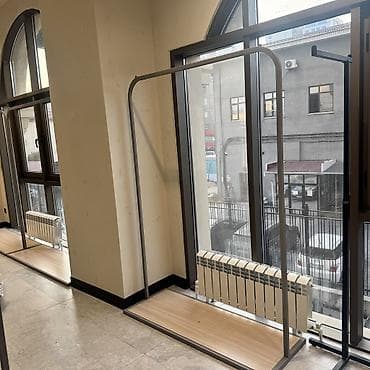 мобильный стенд: Торговое оборудование для магазина одежды. Кранштейны 135*191 - 5 шт — 2